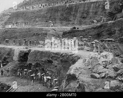 Vietnam: Les travailleurs du charbon dans les mines de charbon de l'Hon Gai, près de Halong, c. 1900. Hon Gai (qui fait maintenant partie de la ville de Ha long) fait partie de la capitale de la province de Quảng Ninh. La ville se trouve principalement sur la baie de Bai Tu long, qui jouxte la baie de Hạ long. Il est situé à environ 160 km au nord-est de Hanoi. Hong Gai a longtemps été la principale source de charbon de surface au Vietnam et ses mines de charbon, en particulier pendant la période coloniale, ont été infâmes pour leurs conditions difficiles approchant le travail des esclaves. Hạ long City est divisé en deux parties : est Hạ long et Ouest Hạ long. Banque D'Images
