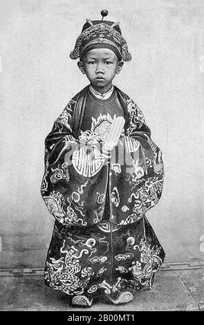 Vietnam: L'empereur d'enfant Duy than (régné 1907-1916) en robe de cour. L'empereur Duy Tân (Nguyễn Phúc Vĩnh San, 14 août 1899 – 25 décembre 1945), est un enfant empereur de la dynastie Nguyễn et a régné pendant neuf ans entre 1907 et 1916. Son nom était le prince Nguyễn Phúc Vĩnh San et était le fils de l'empereur Thành Thái. En raison de son opposition à la domination française et de ses actions irrégulières et dépravées (que certains spéculent ont feint de protéger son opposition des Français) Thành Thái a été déclaré aliéné et exilé à Vũng Tàu en 1907. Les Français ont passé le trône à son fils Nguyễn Phúc Vĩnh San à la place. Banque D'Images