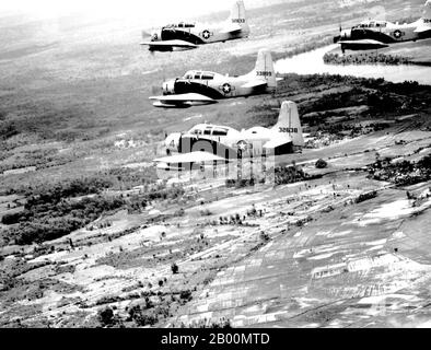 Vietnam : un avion Skyraider a-1E du 34e groupe tactique, basé à Bien Hoa, au Vietnam du Sud, survole le Vietnam du Sud en route pour atteindre la cible le 25 juin 1965. La deuxième guerre d'Indochine, connue en Amérique sous le nom de guerre du Vietnam, a été un conflit militaire de l'époque de la Guerre froide qui s'est produit au Vietnam, au Laos et au Cambodge du 1er novembre 1955 à la chute de Saigon le 30 avril 1975. Cette guerre a suivi la première Guerre d'Indochine et a été menée entre le Nord du Vietnam, soutenu par ses alliés communistes, et le gouvernement du Sud Vietnam, soutenu par les États-Unis et d'autres nations anticommunistes. Banque D'Images