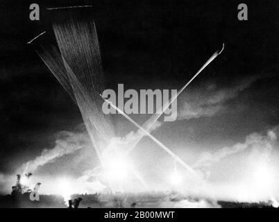 Vietnam: Attaque de nuit près de Saigon. Cette photo en time lapse montre des trajectoires rondes du traceur, probablement d'un canonnière US Air Force Douglas AC-47D 'Spooky'. Le Douglas AC-47 Spooky (également surnommé « Puff, le Dragon magique ») a été le premier d'une série de navires de guerre développés par l'armée de l'air des États-Unis pendant la guerre du Vietnam. Il a été estimé que plus de puissance de feu que ne pouvait être fournie par les avions d'attaque au sol légers et moyens était nécessaire dans certaines situations où les forces terrestres ont appelé à un soutien aérien étroit. Banque D'Images