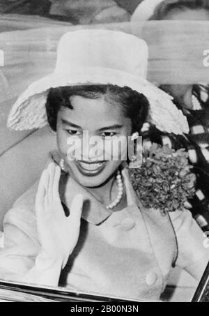 Thaïlande: La reine Sirikit lors d'un défilé à New York, juillet 1960. Somdet Phra Nang Chao Sirikit Phra Borommarachininat («sa Majesté la Reine Regent Sirikit»), née Mum Rajawongse Sirikit Kitiyakara le 12 août 1932, est la reine consort de Bhumibol Adulyadej (Rama IX), roi de Thaïlande. Elle est la deuxième reine Regent de Thaïlande (la première reine Regent était la reine Saovabha Bongsri de Siam, plus tard la reine Sri Patcharindra, la reine mère). En tant que consort du roi qui est actuellement le plus long chef d'État régnant au monde, elle est aussi la plus longue consort au monde d'un monarque. Banque D'Images