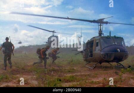 Vietnam: Huey UH-1D Helicopters a joué un rôle essentiel dans les opérations terrestres et aériennes de l'armée américaine. Ici UH-1Ds membres du 2e Bataillon, 14e Régiment d'infanterie d'une zone de plantation de caoutchouc à une nouvelle zone de rassemblement pendant une mission de recherche et de destruction conduite au nord-est de Cu Chi, au sud du Vietnam, 1966. Banque D'Images