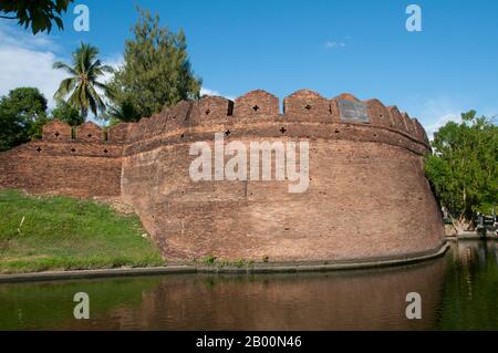 Thaïlande: Bastion de Ku Ruang et douve occidentale de la vieille ville, Chiang Mai. Photo de David Henley. Chiang Mai, parfois écrit comme 'Chiengmai' ou 'Chiangmai', est la ville la plus importante et la plus importante culturellement dans le nord de la Thaïlande, et est la capitale de la province de Chiang Mai. Il est situé à 700 km (435 mi) au nord de Bangkok, parmi les plus hautes montagnes du pays. La ville se trouve sur la rivière Ping, un affluent important de la rivière Chao Phraya. Le roi Mengrai fonda la ville de Chiang Mai (c'est-à-dire « nouvelle ville ») en 1296, et il succéda à Chiang Rai comme capitale du royaume de Lanna. Banque D'Images