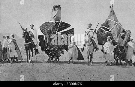 Algérie : riders et chameaux berbères armés au Sahara, début du XXe siècle. Les berbères sont les peuples autochtones de l'Afrique du Nord à l'ouest de la vallée du Nil. Ils sont répartis de façon discontinue de l'Atlantique à l'oasis de Siwa, en Égypte, et de la Méditerranée au Niger. Historiquement, ils parlaient diverses langues berbères, qui forment ensemble une branche de la famille des langues afro-asiatiques. Banque D'Images