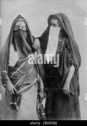 Algérie : Portrait de femmes arabes voilées à la Kasbah d'Alger, fin du XIXe siècle. La Casbah (Al Qasbah, la Citadelle), quartier d'Alger est fondée sur les ruines du vieux Icosium. C'est une petite ville qui, construite sur une colline, descend vers la mer, divisée entre la haute ville et la Basse ville. Il y a des maisons et des mosquées datant du XVIIe siècle, ainsi que des labyrinthes de ruelles et de maisons qui sont à la fois pittoresques et déroutantes pour l'extérieur. Banque D'Images