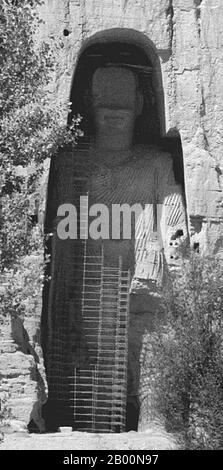 Afghanistan : Bouddha Bamiyan en 1979. Photo par Andrew Forbes. Les Buddhas de Bamiyan étaient deux statues monumentales du 6e siècle de buddhas debout sculptés sur le côté d'une falaise dans la vallée de Bamiyan dans la région de Hazarajat dans le centre de l'Afghanistan, situé à 230 km (143 miles) au nord-ouest de Kaboul à une altitude de 2,500 mètres (8,202 pieds). Construit en 507 ce, le plus grand en 554 ce, les statues représentaient le style classique mélangé de Gandhara art. Les corps principaux ont été découpés directement des falaises de grès, mais les détails ont été modélisés dans la boue mélangée à de la paille, recouverte de stuc. Banque D'Images