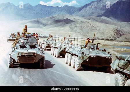 Afghanistan : retrait des troupes soviétiques d'Afghanistan, 1988. Photo de Mikhail Evstafiev (Licence CC BY-sa 3.0). La guerre soviétique en Afghanistan a été un conflit de neuf ans impliquant l'Union soviétique, soutenant le gouvernement marxiste de la République démocratique d'Afghanistan contre les moudjahidines indigènes d'Afghanistan et les volontaires étrangers « arabo-afghans ». Les moudjahidines ont trouvé d'autres sources d'appui, notamment les États-Unis, l'Arabie saoudite, le Royaume-Uni, le Pakistan, l'Égypte, la Chine et d'autres nations. La guerre afghane est devenue une guerre par procuration dans le contexte plus large de la fin de la guerre froide. Banque D'Images