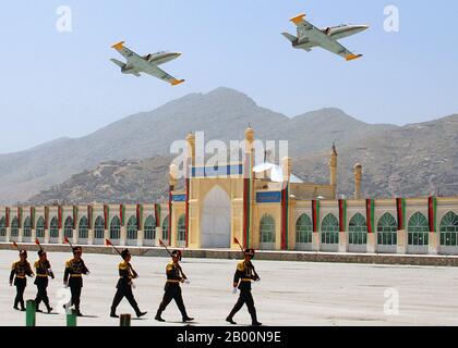 Afghanistan : les avions de la Force aérienne afghane passent en revue lors d'un défilé commémorant le 15e anniversaire de la victoire des moudjahidines. Cette occasion marque la prise de Kaboul du régime communiste le 28 avril 1992. Photo de David Votroubek, 2007. La guerre soviétique en Afghanistan a été un conflit de neuf ans impliquant l'Union soviétique, soutenant le gouvernement marxiste de la République démocratique d'Afghanistan contre les moudjahidines indigènes d'Afghanistan et les volontaires étrangers « arabo-afghans ». Les moudjahidines ont trouvé d'autres soutiens provenant de diverses sources, dont les États-Unis, l'Arabie saoudite, le Royaume-Uni et la Chine. Banque D'Images