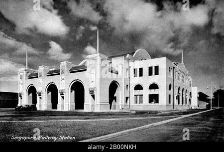 Singapour: Gare ferroviaire de Singapour, c. 1930. Singapour a accueilli un poste de négociation de l'East India Company en 1819 avec la permission du Sultanat de Johor. Les Britanniques ont obtenu la souveraineté sur l'île en 1824 et Singapour est devenu l'un des établissements britanniques du détroit en 1826. Occupée par les Japonais pendant la Seconde Guerre mondiale, Singapour a déclaré son indépendance, s'unissant avec d'autres anciens territoires britanniques pour former la Malaisie en 1963, bien qu'elle ait été séparée de la Malaisie deux ans plus tard. Depuis, elle a connu une augmentation massive de sa richesse et est l'un des quatre Tigres asiatiques. Banque D'Images