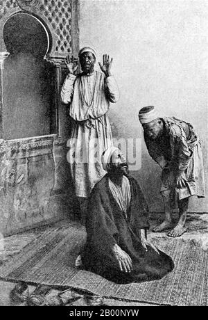 Moyen-Orient: Les Arabes à la prière. Vlas Mikhaïlovich Doroshevich, 1905. Vlas Mikhaïlovich Doroshevich (russe : Влас Миха́йлович Дороше́вич) (17 avril 1864 – 22 février 1922), était l'un des journalistes les plus populaires et les plus lus de Russie, un romancier, un essayiste, un critique de théâtre et un auteur de nouvelles. Banque D'Images