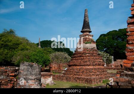 Thaïlande: Wat si Sanphet, Parc historique d'Ayutthaya. Le parc historique d'Ayutthaya couvre les ruines de la vieille ville d'Ayutthaya, en Thaïlande centrale, qui a été fondée par le roi Ramathibodi I en 1350 et a été la capitale de Siam jusqu'à sa destruction par l'armée birmane en 1767. Trente-trois monarques dont le roi Rama IV gouvernèrent d'Ayutthaya. Les ruines comprennent un grand nombre de temples bouddhistes et de sanctuaires. En 1969, des travaux de rénovation ont commencé sur les ruines et le parc a été déclaré site du patrimoine mondial de l'UNESCO en 1991. Banque D'Images