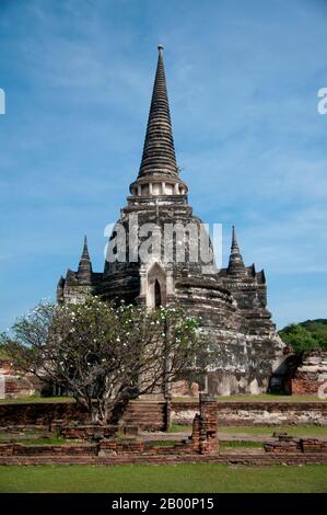 Thaïlande: Wat si Sanphet, Parc historique d'Ayutthaya. Le parc historique d'Ayutthaya couvre les ruines de la vieille ville d'Ayutthaya, en Thaïlande centrale, qui a été fondée par le roi Ramathibodi I en 1350 et a été la capitale de Siam jusqu'à sa destruction par l'armée birmane en 1767. Trente-trois monarques dont le roi Rama IV gouvernèrent d'Ayutthaya. Les ruines comprennent un grand nombre de temples bouddhistes et de sanctuaires. En 1969, des travaux de rénovation ont commencé sur les ruines et le parc a été déclaré site du patrimoine mondial de l'UNESCO en 1991. Banque D'Images