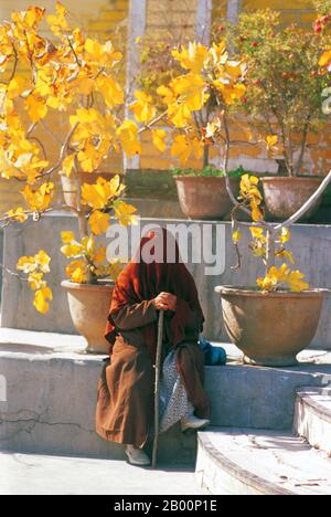 Chine: Femme en attente d'almes à la mosquée de 'ID gah, Kashgar, Xinjiang. La première mention de Kashgar a lieu lorsqu'un envoyé de la dynastie chinoise Han (206 BCE – 220 ce) a voyagé sur la route de la soie du Nord pour explorer des terres à l'ouest. Une autre mention précoce de Kashgar est au cours de l'ancien Han (également connu sous le nom de la dynastie occidentale de Han), quand en 76 BCE les Chinois ont conquis les Xiongnu, Yutian (Kholan), Sulei (Kashgar), et un groupe d'États dans le bassin de Tarim presque jusqu'au pied des montagnes de Tian Shan. Banque D'Images