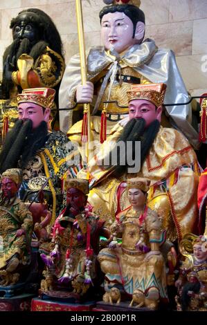 Thaïlande: Dieux chinois et autres statues à San Chao Bang Niew (temple taoïste chinois), Festival végétarien de Phuket. Le Festival végétarien est un festival religieux qui se tient chaque année sur l'île de Phuket dans le sud de la Thaïlande. Il attire des foules de spectateurs en raison de nombreux rituels religieux inhabituels qui sont exécutés. Beaucoup de dévotés religieux se slaleront avec des épées, perce leurs joues avec des objets pointus et commettent d'autres actes douloureux. Banque D'Images
