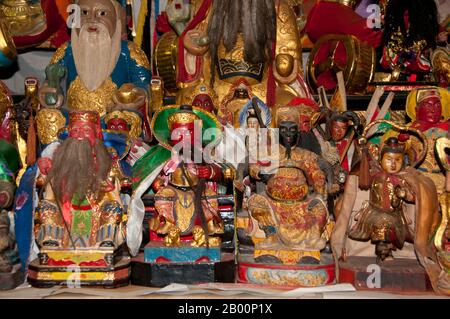 Thaïlande: Dieux chinois et autres statues sur un autel à San Chao Bang Niew (temple taoïste chinois), Festival végétarien de Phuket. Le Festival végétarien est un festival religieux qui se tient chaque année sur l'île de Phuket dans le sud de la Thaïlande. Il attire des foules de spectateurs en raison de nombreux rituels religieux inhabituels qui sont exécutés. Beaucoup de dévotés religieux se slaleront avec des épées, perce leurs joues avec des objets pointus et commettent d'autres actes douloureux. Banque D'Images