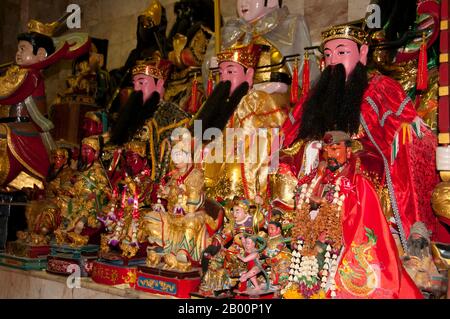 Thaïlande: Dieux chinois et autres statues sur un autel à San Chao Bang Niew (temple taoïste chinois), Festival végétarien de Phuket. Le Festival végétarien est un festival religieux qui se tient chaque année sur l'île de Phuket dans le sud de la Thaïlande. Il attire des foules de spectateurs en raison de nombreux rituels religieux inhabituels qui sont exécutés. Beaucoup de dévotés religieux se slaleront avec des épées, perce leurs joues avec des objets pointus et commettent d'autres actes douloureux. Banque D'Images