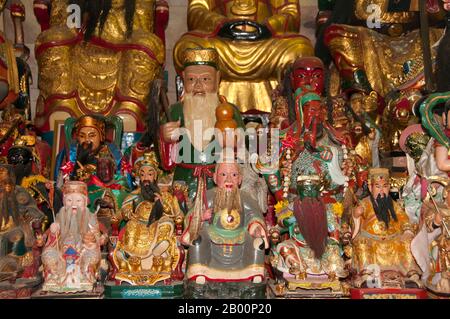 Thaïlande: Dieux chinois et autres statues sur un autel à San Chao Bang Niew (temple taoïste chinois), Festival végétarien de Phuket. Le Festival végétarien est un festival religieux qui se tient chaque année sur l'île de Phuket dans le sud de la Thaïlande. Il attire des foules de spectateurs en raison de nombreux rituels religieux inhabituels qui sont exécutés. Beaucoup de dévotés religieux se slaleront avec des épées, perce leurs joues avec des objets pointus et commettent d'autres actes douloureux. Banque D'Images