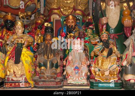 Thaïlande: Dieux chinois et autres statues sur un autel à San Chao Bang Niew (temple taoïste chinois), Festival végétarien de Phuket. Le Festival végétarien est un festival religieux qui se tient chaque année sur l'île de Phuket dans le sud de la Thaïlande. Il attire des foules de spectateurs en raison de nombreux rituels religieux inhabituels qui sont exécutés. Beaucoup de dévotés religieux se slaleront avec des épées, perce leurs joues avec des objets pointus et commettent d'autres actes douloureux. Banque D'Images