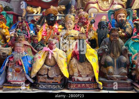 Thaïlande: Dieux chinois et autres statues sur un autel à San Chao Bang Niew (temple taoïste chinois), Festival végétarien de Phuket. Le Festival végétarien est un festival religieux qui se tient chaque année sur l'île de Phuket dans le sud de la Thaïlande. Il attire des foules de spectateurs en raison de nombreux rituels religieux inhabituels qui sont exécutés. Beaucoup de dévotés religieux se slaleront avec des épées, perce leurs joues avec des objets pointus et commettent d'autres actes douloureux. Banque D'Images