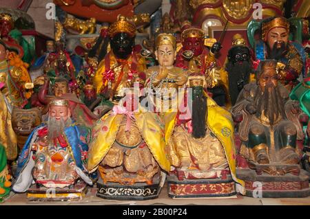 Thaïlande: Dieux chinois et autres statues sur un autel à San Chao Bang Niew (temple taoïste chinois), Festival végétarien de Phuket. Le Festival végétarien est un festival religieux qui se tient chaque année sur l'île de Phuket dans le sud de la Thaïlande. Il attire des foules de spectateurs en raison de nombreux rituels religieux inhabituels qui sont exécutés. Beaucoup de dévotés religieux se slaleront avec des épées, perce leurs joues avec des objets pointus et commettent d'autres actes douloureux. Banque D'Images