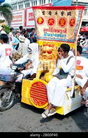 Thaïlande: Le dévot ou 'ma Song' participe à une procession à travers la ville de Phuket, Festival végétarien de Phuket. Le Festival végétarien est un festival religieux qui se tient chaque année sur l'île de Phuket dans le sud de la Thaïlande. Il attire des foules de spectateurs en raison de nombreux rituels religieux inhabituels qui sont exécutés. Beaucoup de dévotés religieux se slaleront avec des épées, perce leurs joues avec des objets pointus et commettent d'autres actes douloureux. Banque D'Images