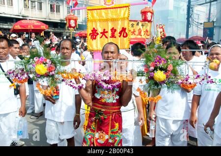 Thaïlande: Le dévot ou 'ma Song' participe à une procession à travers la ville de Phuket, Festival végétarien de Phuket. Le Festival végétarien est un festival religieux qui se tient chaque année sur l'île de Phuket dans le sud de la Thaïlande. Il attire des foules de spectateurs en raison de nombreux rituels religieux inhabituels qui sont exécutés. Beaucoup de dévotés religieux se slaleront avec des épées, perce leurs joues avec des objets pointus et commettent d'autres actes douloureux. Banque D'Images