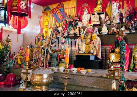 Thaïlande: Dieux chinois et autres statues sur un autel à San Chao Put Jaw (temple taoïste chinois), Festival végétarien de Phuket. Le Festival végétarien est un festival religieux qui se tient chaque année sur l'île de Phuket dans le sud de la Thaïlande. Il attire des foules de spectateurs en raison de nombreux rituels religieux inhabituels qui sont exécutés. Beaucoup de dévotés religieux se slaleront avec des épées, perce leurs joues avec des objets pointus et commettent d'autres actes douloureux. Banque D'Images