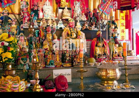 Thaïlande: Dieux chinois et autres statues sur un autel à San Chao Put Jaw (temple taoïste chinois), Festival végétarien de Phuket. Le Festival végétarien est un festival religieux qui se tient chaque année sur l'île de Phuket dans le sud de la Thaïlande. Il attire des foules de spectateurs en raison de nombreux rituels religieux inhabituels qui sont exécutés. Beaucoup de dévotés religieux se slaleront avec des épées, perce leurs joues avec des objets pointus et commettent d'autres actes douloureux. Banque D'Images