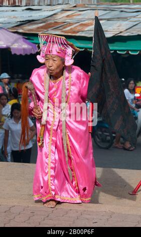 Thaïlande: Une femme âgée 'ma Song' (dévot entrée) revient à San Chao Chui Tui (temple taoïste chinois) de la parade, Festival végétarien de Phuket. Le Festival végétarien est un festival religieux qui se tient chaque année sur l'île de Phuket dans le sud de la Thaïlande. Il attire des foules de spectateurs en raison de nombreux rituels religieux inhabituels qui sont exécutés. Beaucoup de dévotés religieux se slaleront avec des épées, perce leurs joues avec des objets pointus et commettent d'autres actes douloureux. Banque D'Images