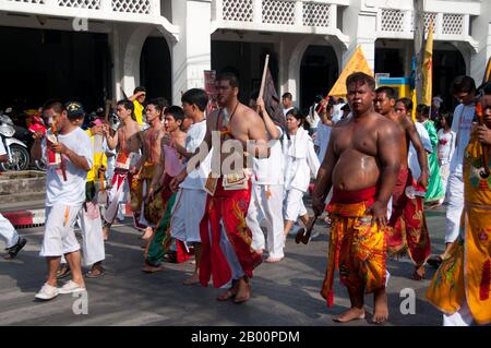 Thaïlande: Des dévotés ou 'ma Song' participent à une procession à travers la ville de Phuket, Festival végétarien de Phuket. Le Festival végétarien est un festival religieux qui se tient chaque année sur l'île de Phuket dans le sud de la Thaïlande. Il attire des foules de spectateurs en raison de nombreux rituels religieux inhabituels qui sont exécutés. Beaucoup de dévotés religieux se slaleront avec des épées, perce leurs joues avec des objets pointus et commettent d'autres actes douloureux. Banque D'Images