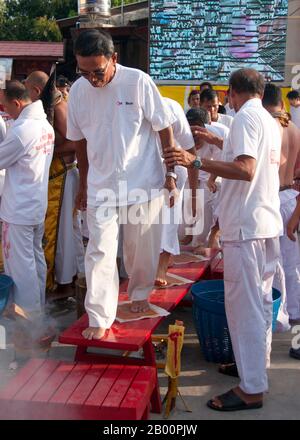 Thaïlande : la cérémonie 'traverser le pont' à San Chao Bang Niew (temple taoïste chinois), Festival végétarien de Phuket, est un rituel de purification. Le Festival végétarien est un festival religieux qui a lieu chaque année sur l'île de Phuket dans le sud de la Thaïlande. Il attire des foules de spectateurs en raison de la plupart des rituels religieux inhabituels qui sont effectués. Beaucoup de dévots religieux se coupent avec des épées, perdent leurs joues avec des objets pointus et commettent d'autres actes douloureux. Banque D'Images