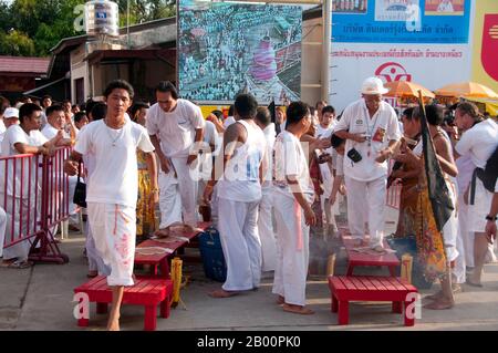 Thaïlande : la cérémonie 'traverser le pont' à San Chao Bang Niew (temple taoïste chinois), Festival végétarien de Phuket, est un rituel de purification. Le Festival végétarien est un festival religieux qui a lieu chaque année sur l'île de Phuket dans le sud de la Thaïlande. Il attire des foules de spectateurs en raison de la plupart des rituels religieux inhabituels qui sont effectués. Beaucoup de dévots religieux se coupent avec des épées, perdent leurs joues avec des objets pointus et commettent d'autres actes douloureux. Banque D'Images