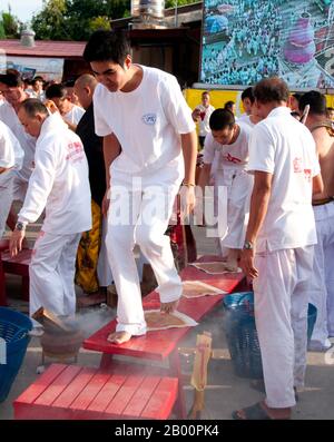 Thaïlande : la cérémonie 'traverser le pont' à San Chao Bang Niew (temple taoïste chinois), Festival végétarien de Phuket, est un rituel de purification. Le Festival végétarien est un festival religieux qui a lieu chaque année sur l'île de Phuket dans le sud de la Thaïlande. Il attire des foules de spectateurs en raison de la plupart des rituels religieux inhabituels qui sont effectués. Beaucoup de dévots religieux se coupent avec des épées, perdent leurs joues avec des objets pointus et commettent d'autres actes douloureux. Banque D'Images