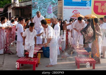 Thaïlande : la cérémonie 'traverser le pont' à San Chao Bang Niew (temple taoïste chinois), Festival végétarien de Phuket, est un rituel de purification. Le Festival végétarien est un festival religieux qui a lieu chaque année sur l'île de Phuket dans le sud de la Thaïlande. Il attire des foules de spectateurs en raison de la plupart des rituels religieux inhabituels qui sont effectués. Beaucoup de dévots religieux se coupent avec des épées, perdent leurs joues avec des objets pointus et commettent d'autres actes douloureux. Banque D'Images