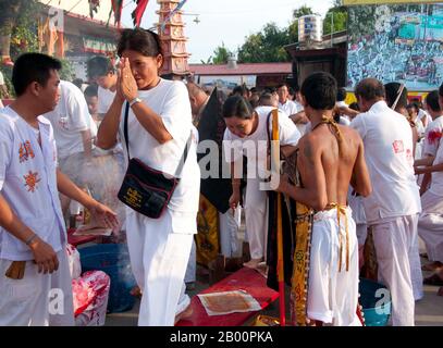 Thaïlande : la cérémonie 'traverser le pont' à San Chao Bang Niew (temple taoïste chinois), Festival végétarien de Phuket, est un rituel de purification. Le Festival végétarien est un festival religieux qui a lieu chaque année sur l'île de Phuket dans le sud de la Thaïlande. Il attire des foules de spectateurs en raison de la plupart des rituels religieux inhabituels qui sont effectués. Beaucoup de dévots religieux se coupent avec des épées, perdent leurs joues avec des objets pointus et commettent d'autres actes douloureux. Banque D'Images