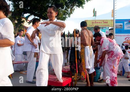 Thaïlande : la cérémonie 'traverser le pont' à San Chao Bang Niew (temple taoïste chinois), Festival végétarien de Phuket, est un rituel de purification. Le Festival végétarien est un festival religieux qui a lieu chaque année sur l'île de Phuket dans le sud de la Thaïlande. Il attire des foules de spectateurs en raison de la plupart des rituels religieux inhabituels qui sont effectués. Beaucoup de dévots religieux se coupent avec des épées, perdent leurs joues avec des objets pointus et commettent d'autres actes douloureux. Banque D'Images