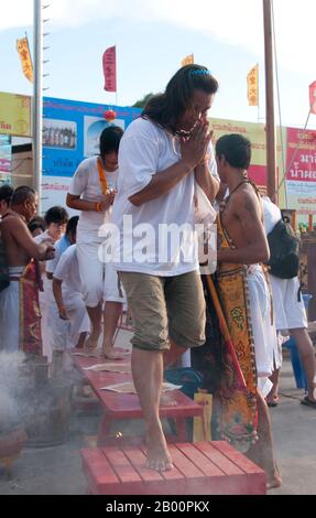 Thaïlande : la cérémonie 'traverser le pont' à San Chao Bang Niew (temple taoïste chinois), Festival végétarien de Phuket, est un rituel de purification. Le Festival végétarien est un festival religieux qui a lieu chaque année sur l'île de Phuket dans le sud de la Thaïlande. Il attire des foules de spectateurs en raison de la plupart des rituels religieux inhabituels qui sont effectués. Beaucoup de dévots religieux se coupent avec des épées, perdent leurs joues avec des objets pointus et commettent d'autres actes douloureux. Banque D'Images