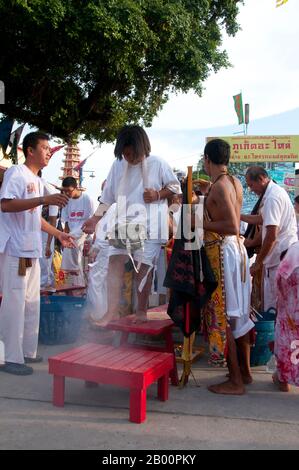 Thaïlande : la cérémonie 'traverser le pont' à San Chao Bang Niew (temple taoïste chinois), Festival végétarien de Phuket, est un rituel de purification. Le Festival végétarien est un festival religieux qui a lieu chaque année sur l'île de Phuket dans le sud de la Thaïlande. Il attire des foules de spectateurs en raison de la plupart des rituels religieux inhabituels qui sont effectués. Beaucoup de dévots religieux se coupent avec des épées, perdent leurs joues avec des objets pointus et commettent d'autres actes douloureux. Banque D'Images