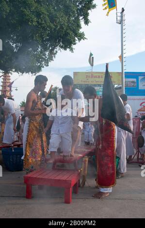 Thaïlande : la cérémonie 'traverser le pont' à San Chao Bang Niew (temple taoïste chinois), Festival végétarien de Phuket, est un rituel de purification. Le Festival végétarien est un festival religieux qui a lieu chaque année sur l'île de Phuket dans le sud de la Thaïlande. Il attire des foules de spectateurs en raison de la plupart des rituels religieux inhabituels qui sont effectués. Beaucoup de dévots religieux se coupent avec des épées, perdent leurs joues avec des objets pointus et commettent d'autres actes douloureux. Banque D'Images