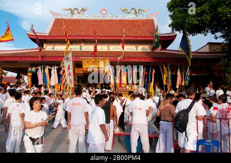 Thaïlande : la cérémonie 'traverser le pont' à San Chao Bang Niew (temple taoïste chinois), Festival végétarien de Phuket, est un rituel de purification. Le Festival végétarien est un festival religieux qui a lieu chaque année sur l'île de Phuket dans le sud de la Thaïlande. Il attire des foules de spectateurs en raison de la plupart des rituels religieux inhabituels qui sont effectués. Beaucoup de dévots religieux se coupent avec des épées, perdent leurs joues avec des objets pointus et commettent d'autres actes douloureux. Banque D'Images