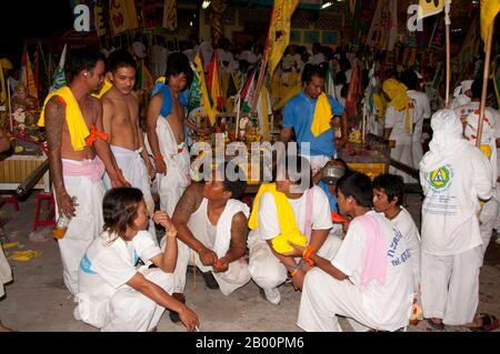 Thaïlande: Les porteurs du sanctuaire se sont préparés pour la parade de nuit, San Chao Bang Niew (temple taoïste chinois), Festival végétarien de Phuket. Le Festival végétarien est un festival religieux qui se tient chaque année sur l'île de Phuket dans le sud de la Thaïlande. Il attire des foules de spectateurs en raison de nombreux rituels religieux inhabituels qui sont exécutés. Beaucoup de dévotés religieux se slaleront avec des épées, perce leurs joues avec des objets pointus et commettent d'autres actes douloureux. Banque D'Images