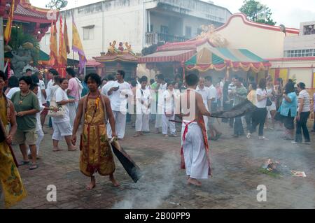 Thaïlande: 'Ma Song' (des dévotés ancés) dans la cour de San Chao Chui Tui (temple taoïste chinois), Festival végétarien de Phuket. Le Festival végétarien est un festival religieux qui se tient chaque année sur l'île de Phuket dans le sud de la Thaïlande. Il attire des foules de spectateurs en raison de nombreux rituels religieux inhabituels qui sont exécutés. Beaucoup de dévotés religieux se slaleront avec des épées, perce leurs joues avec des objets pointus et commettent d'autres actes douloureux. Banque D'Images