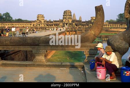 Cambodge: Vendeurs de boissons au bout de la chaussée menant à Angkor Wat. Angkor Wat a été construit pour le roi Suryavarman II (gouverné 1113-50) au début du XIIe siècle comme son temple d'état et capitale. En tant que temple le mieux préservé du site d'Angkor, il est le seul à être resté un important centre religieux depuis sa fondation – d'abord hindou, dédié au dieu Vishnu, puis bouddhiste. C'est le plus grand bâtiment religieux au monde. Le temple est au sommet du style classique élevé de l'architecture khmère. Il est devenu un symbole du Cambodge, apparaissant sur son drapeau national. Banque D'Images