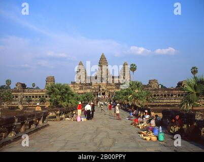 Angkor Wat a été construit pour le roi Suryavarman II (gouverné 1113-50) au début du XIIe siècle comme son temple d'état et capitale. En tant que temple le mieux préservé du site d'Angkor, il est le seul à être resté un important centre religieux depuis sa fondation – d'abord hindou, dédié au dieu Vishnu, puis bouddhiste. C'est le plus grand bâtiment religieux au monde. Le temple est au sommet du style classique élevé de l'architecture khmère. Il est devenu un symbole du Cambodge, apparaissant sur son drapeau national, et c'est l'attraction principale du pays. Banque D'Images