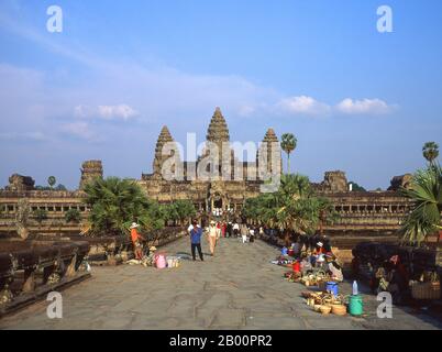 Angkor Wat a été construit pour le roi Suryavarman II (gouverné 1113-50) au début du XIIe siècle comme son temple d'état et capitale. En tant que temple le mieux préservé du site d'Angkor, il est le seul à être resté un important centre religieux depuis sa fondation – d'abord hindou, dédié au dieu Vishnu, puis bouddhiste. C'est le plus grand bâtiment religieux au monde. Le temple est au sommet du style classique élevé de l'architecture khmère. Il est devenu un symbole du Cambodge, apparaissant sur son drapeau national, et c'est l'attraction principale du pays. Banque D'Images