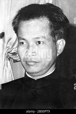 Cambodge: Khmers rouges leadership: Khieu Samphan, né le 27 juillet 1931, a été le Président du Présidium d'Etat du Kampuchea démocratique) de 1976 à 1979. En tant que tel, il a servi comme chef d'État du Cambodge et était l'un des responsables les plus puissants du mouvement des Khmers rouges, bien que Pol Pot ait été le véritable chef politique du groupe et détenait le pouvoir le plus important. Banque D'Images