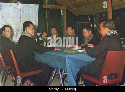 Cambodge: Sihanouk et les dirigeants Khmers rouges lors d'une réunion dans la KR 'zone libérée', 1973. Portant une garbe paysanne noire, krama à carreaux et avec leurs casquettes militaires chinoises reposant sur la table, de la gauche la plus proche de la carte sont Ieng Sary et puis Hou Yuon. De l'autre côté de la table, à partir de la gauche se trouvent Pol Pot, Hou NIM et Khieu Samphan. À la fin de la table se trouve Sihanouk. Banque D'Images