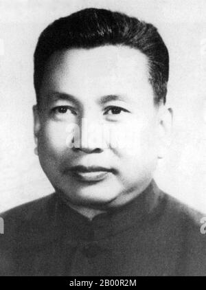 Cambodge : Saloth SAR (1928–1998), mieux connu sous le nom de Pol Pot. Saloth SAR (19 mai 1928 – 15 avril 1998), mieux connu sous le nom de Pol Pot, était le chef du mouvement communiste cambodgien connu sous le nom de Khmers rouges et Premier ministre du Kampuchea démocratique de 1976 à 1979. En 1979, après l'invasion du Cambodge par le Vietnam, Pol Pot s'enfuit dans les jungles du sud-ouest du Cambodge. Pol Pot meurt en 1998 alors qu'il est détenu en résidence surveillée par la faction Ta Mok des Khmers rouges. Banque D'Images