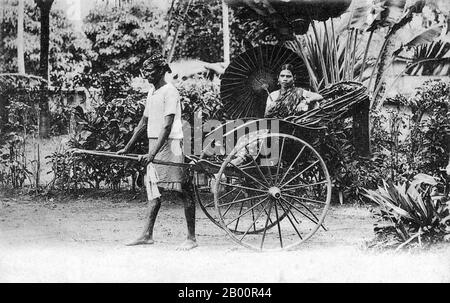 Sri Lanka: Une femme de Ceylonese (apparemment tamoule) posant dans un pousse-pousse avec un arrache-pousse, c. 1900. Le Sri Lanka a toujours été un important poste portuaire et commercial dans le monde ancien, et est de plus en plus fréquenté par des navires marchands du Moyen-Orient, de la Perse, de la Birmanie, de la Thaïlande, de la Malaisie, de l'Indonésie et d'autres parties de l'Asie du Sud-est. Les îles étaient connues des premiers explorateurs européens d'Asie du Sud et installées par de nombreux groupes de marchands arabes et malais. Banque D'Images