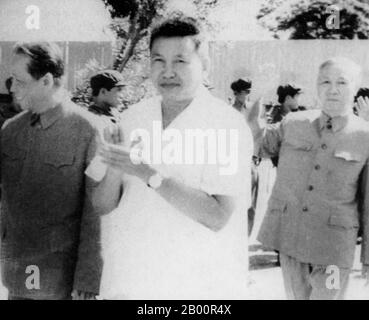 Cambodge: Saloth SAR, mieux connu sous le nom de Pol Pot, avec une délégation vietnamienne à Phnom Penh, 1975. Saloth SAR (19 mai 1928 – 15 avril 1998), mieux connu sous le nom de Pol Pot, était le chef du mouvement communiste cambodgien connu sous le nom de Khmers rouges et Premier ministre du Kampuchea démocratique de 1976 à 1979. En 1979, après l'invasion du Cambodge par le Vietnam, Pol Pot s'enfuit dans les jungles du sud-ouest du Cambodge. Pol Pot meurt en 1998 alors qu'il est détenu en résidence surveillée par la faction Ta Mok des Khmers rouges. Banque D'Images